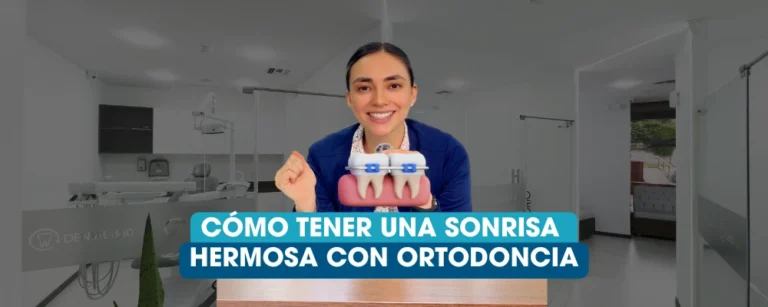 Odontóloga explicando cómo cuidar los dientes para tener una sonrisa hermosa durante la ortodoncia