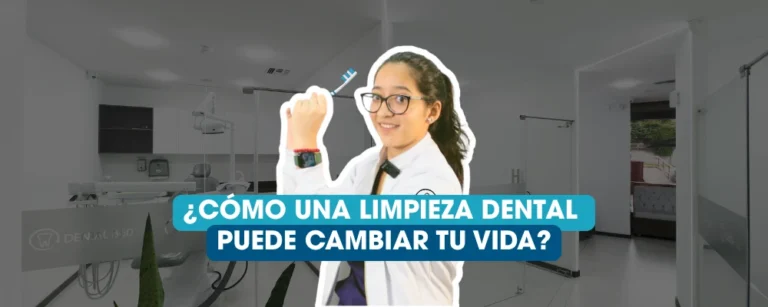 Odontóloga explicando cómo una limpieza dental ayuda a cuidar la salud oral y prevenir enfermedades de las encías