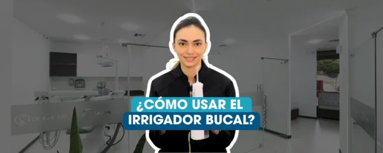 Odontóloga mostrando un irrigador bucal para explicar cómo usar un water flosser correctamente