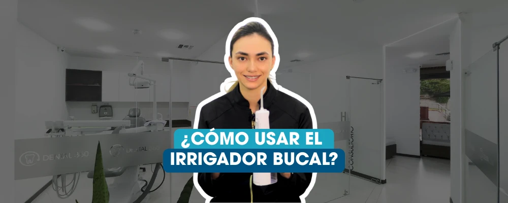 Odontóloga mostrando un irrigador bucal para explicar cómo usar un water flosser correctamente