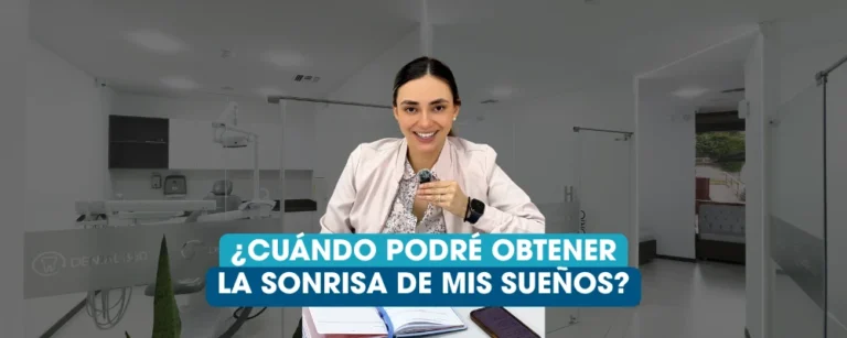 Odontóloga explicando cuándo una persona puede obtener la sonrisa de sus sueños con un plan dental personalizado