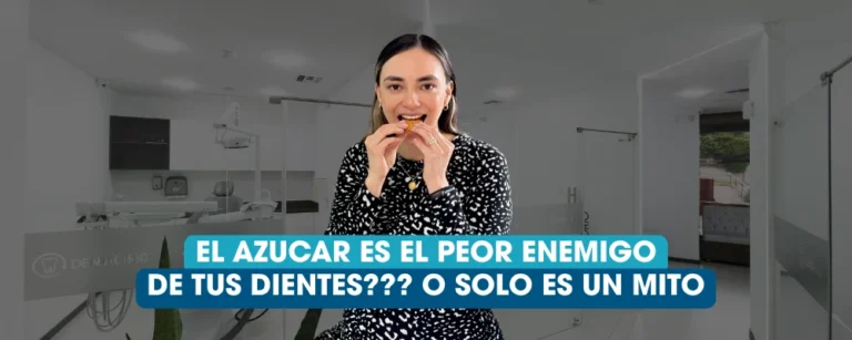 Paciente sosteniendo un dulce durante una explicación dental sobre caries por mala higiene bucal