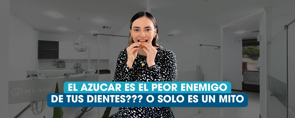 Paciente sosteniendo un dulce durante una explicación dental sobre caries por mala higiene bucal