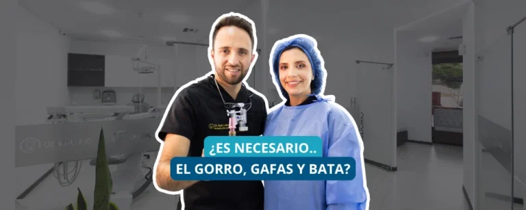 Odontólogos usando elementos de bioseguridad como gorro, gafas y bata para proteger al paciente en consulta dental