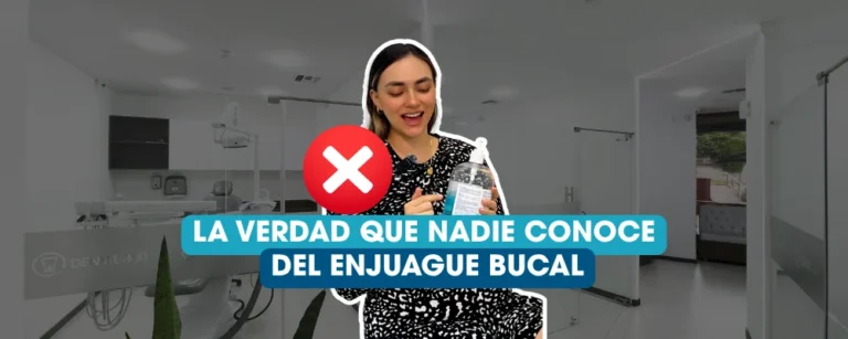 Odontóloga explicando si el enjuague bucal es necesario para tener una boca limpia