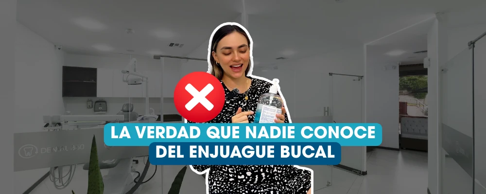 Odontóloga explicando si el enjuague bucal es necesario para tener una boca limpia