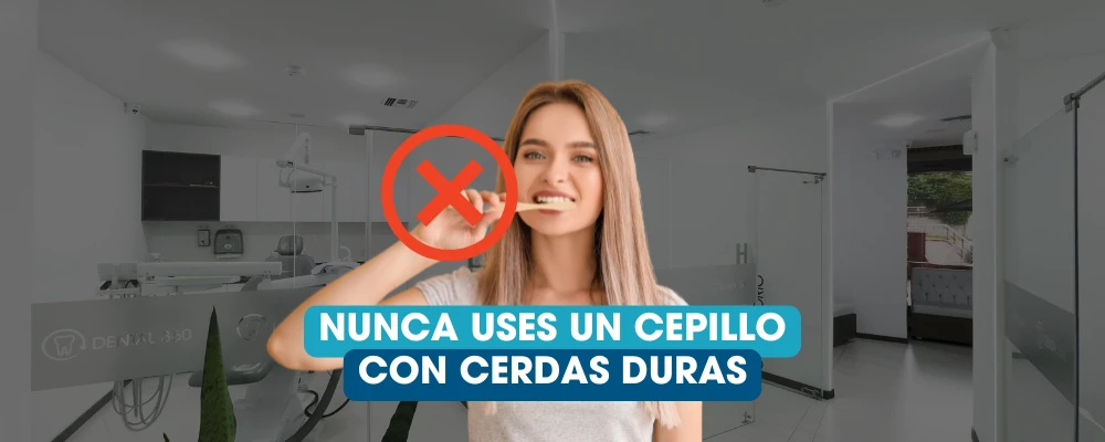 Mujer cepillándose los dientes en una clínica dental con advertencia sobre el uso de cepillo de cerdas duras