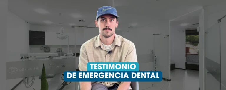 Paciente con dolor dental durante un viaje en Quito recibiendo orientación sobre emergencias dentales