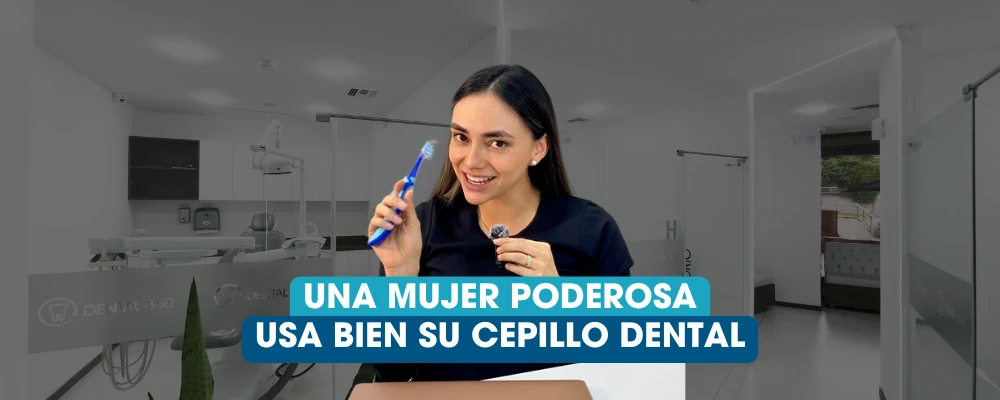 Odontóloga explicando cómo usar bien el cepillo dental para cuidar una sonrisa saludable