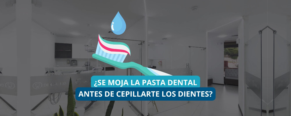 Cepillo con pasta dental y gota de agua para explicar si se debe mojar la pasta antes de cepillarse