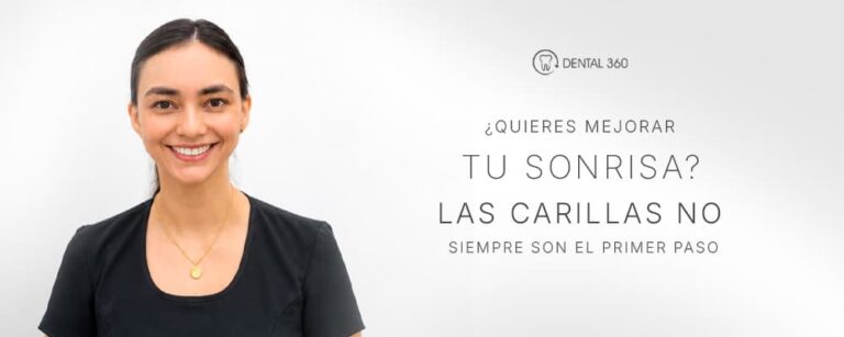 Paciente evaluando con su odontólogo diferentes opciones para mejorar su sonrisa antes de colocar carillas